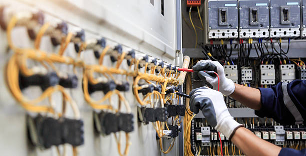Professional Electrician technician working in Hartsville, TN